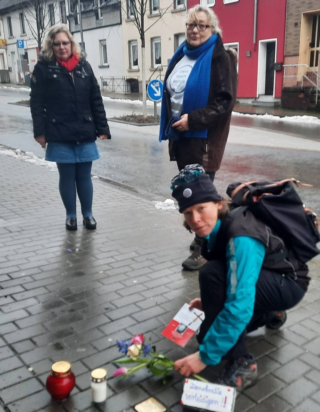  Die Omas gegen rechts legten Blumen an Stolpersteinen nieder. 