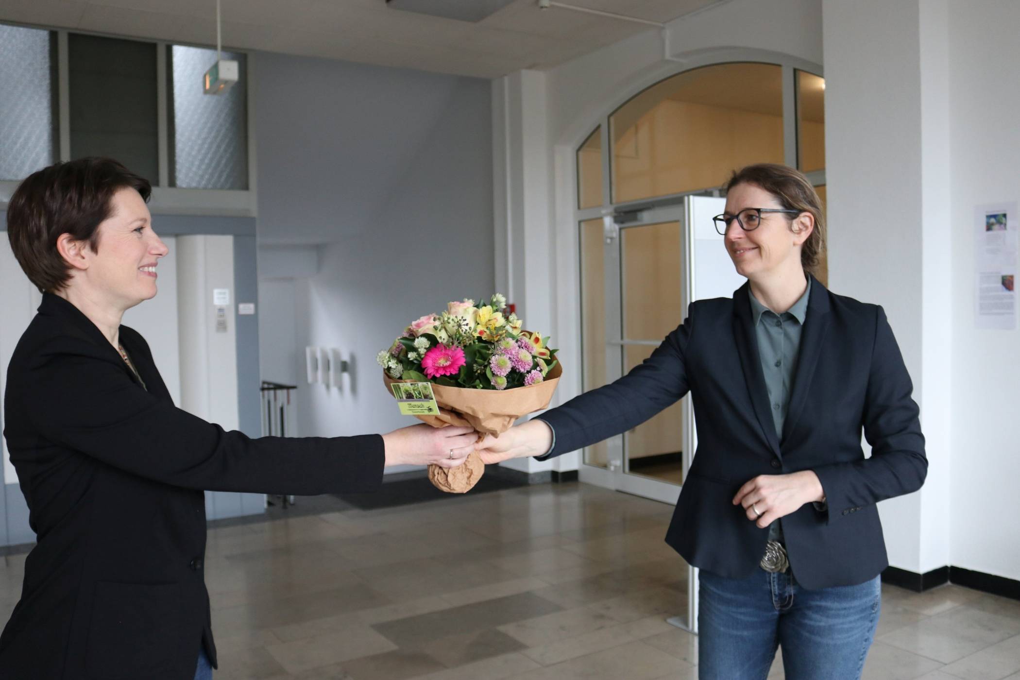  Blumen für die neue Gleichstellungsbeauftragte Karen Brinker (links), überreicht von Bürgermeisterin Sandra Pietschmann.  