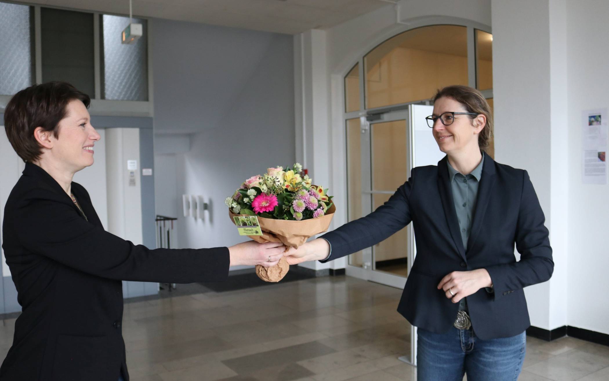Blumen für die neue Gleichstellungsbeauftragte Karen