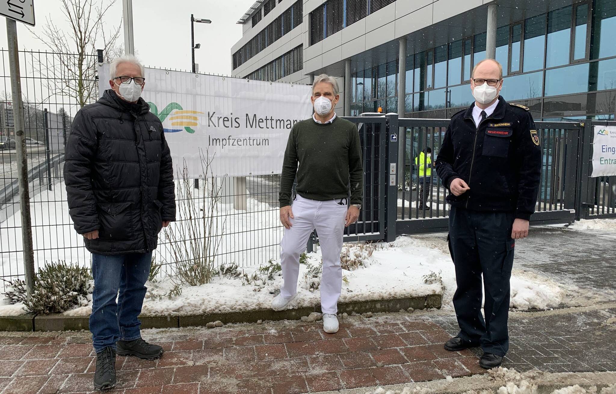  Hinter den Masken: Landrat Thomas Hendele, Ärztlicher Leiter Dr. Thomas Nasse und organisatorischer Leiter Mirko Braunheim (v.li.). 