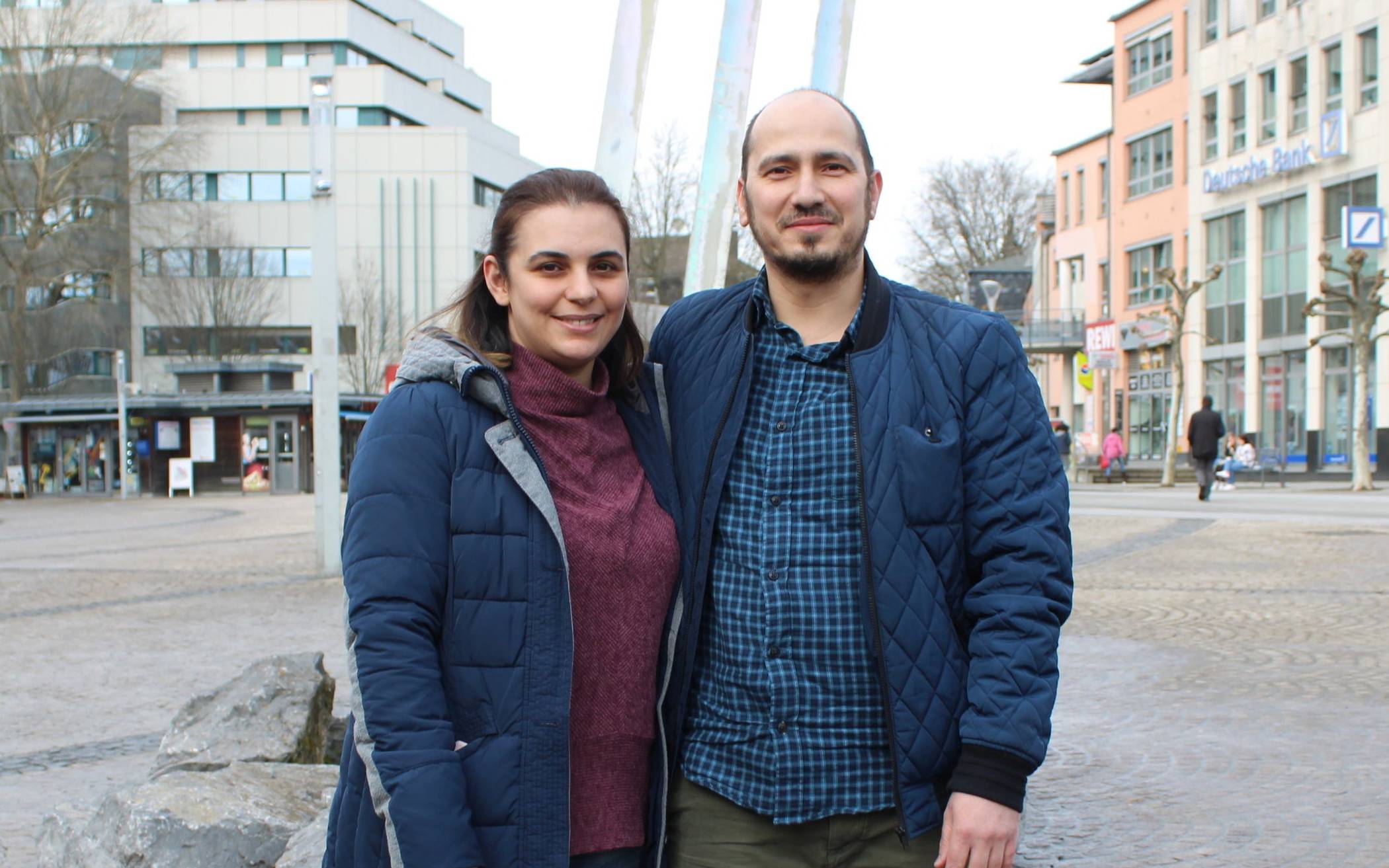  Das Ehepaar Mammadov lebt seit sieben Jahren in einer Flüchtlingsunterkunft in Mettmann. Die beiden haben auf Wunsch des Fotografen kurz ihre Mund-Nasen-Bedeckung abgenommen und nach dem Foto wieder aufgesetzt, denn natürlich herrscht auf dem Jubiläumsplatz derzeit Maskenpflicht. 