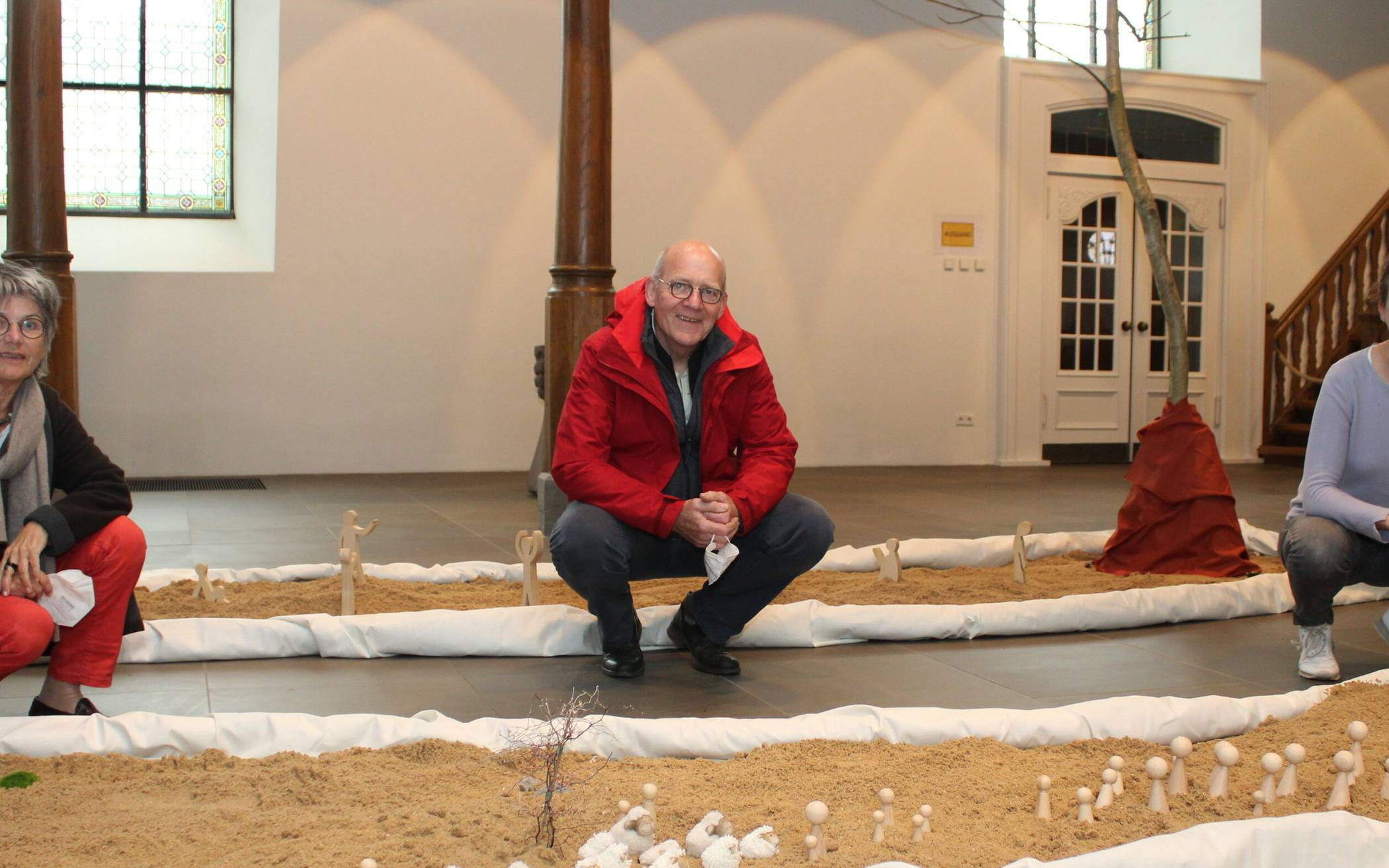  Machen Menschen aus Mettmann, die von der Krise gebeutelt sind, ein Hilfsangebot (von links): Erika Piepenhagen-Rütters, Pfarrer Jürgen Artmann und Claudia Nabroth neben einer Installation in der evangelischen Kirche. 