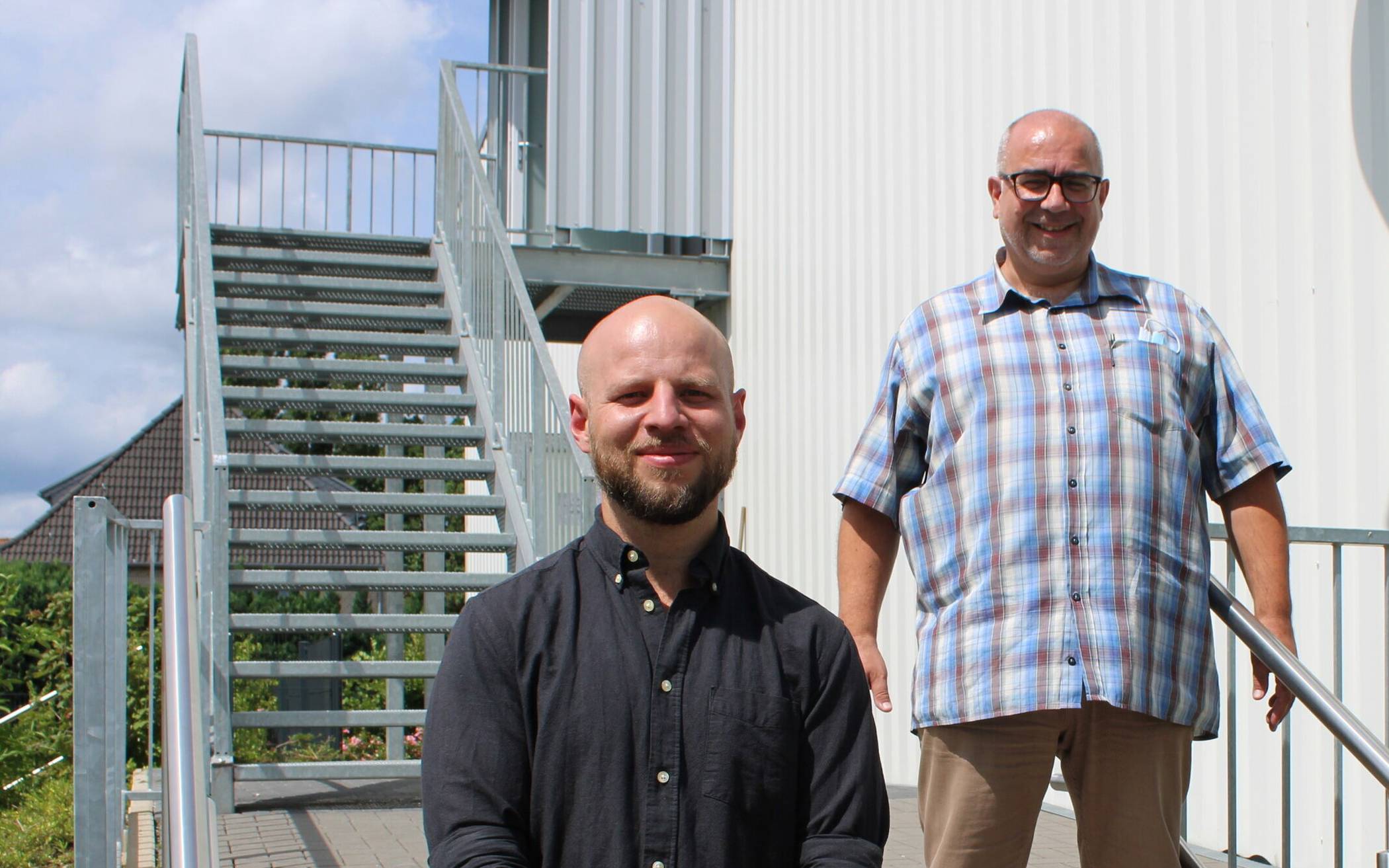  Der neue Integrationsbeauftragte Frederic Kipp (links) und Dezernatsleiter Marko Sucic an der Flüchtlingsunterkunft an der Hasseler Straße in Metzkausen. 