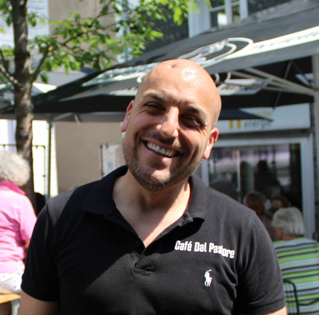  Silvio Miglietta betreibt das Café Dal Pastore, einen beliebten Treffpunkt in der Mettmanner City. Michael Hoffstaedter führt das Geschäft Mode Hoffstaedter gleich nebenan. 