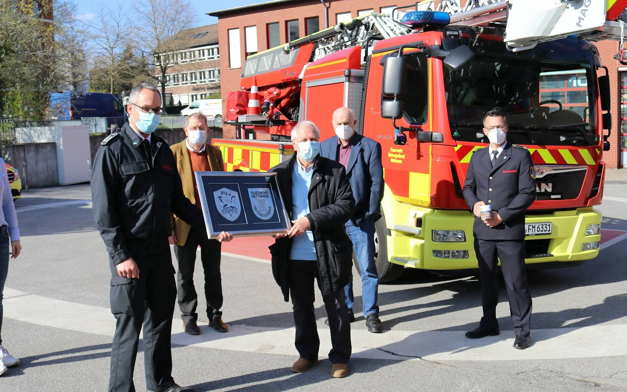  Bürgermeisterin Sandra Pietschmann (links) und Marco Zerweiss, Leiter der Feuerwehr, (hier bei einer Geschenkübergabe der Stadt Gorazde) wollen das Ehrenamt in der Feuerwehr stärken. 