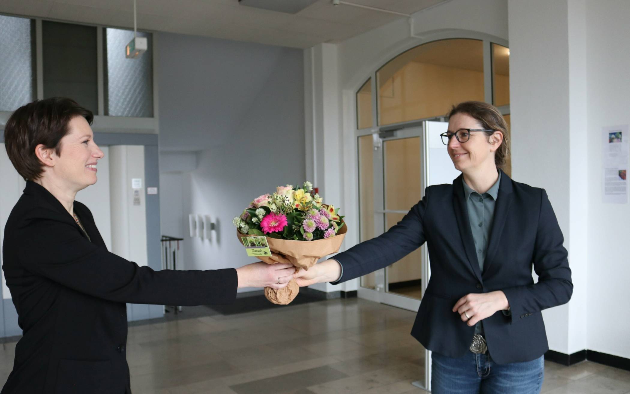  Bürgermeisterin Sandra Pietschmann und Gleichstellungsbeauftragte Karen Brinker bei deren offizieller Begrüßung. 