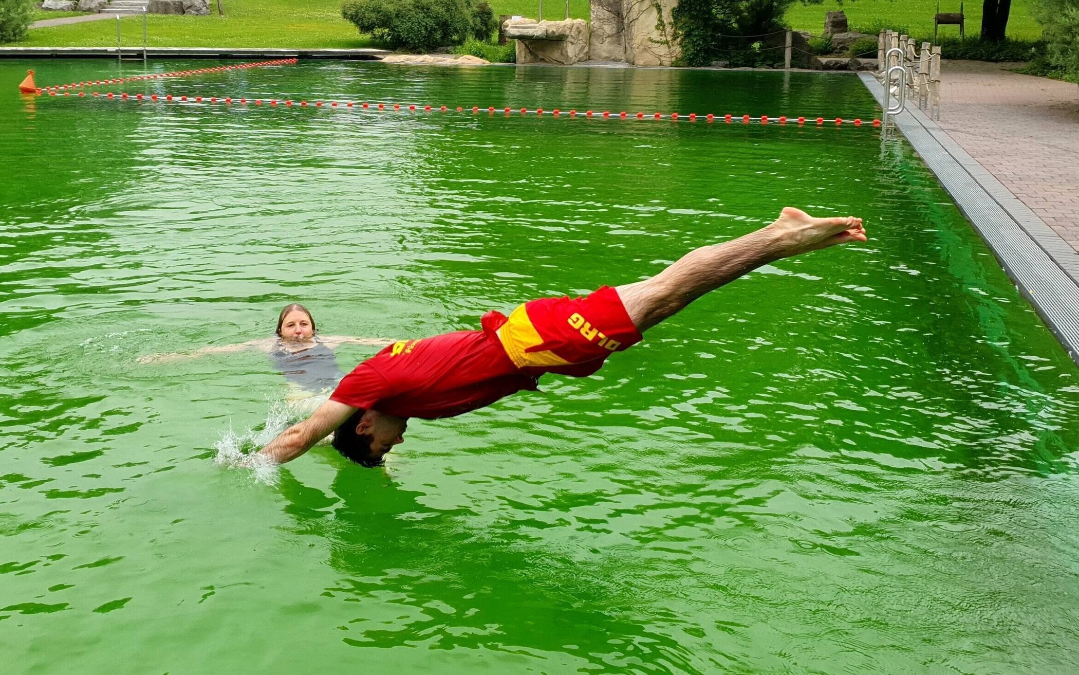  DLRG-Rettungsschwimmer Armin Co springt kopfüber ins Wasser, um Bürgermeisterin Sandra Pietschmann - natürlich nur fürs Foto- zu retten. 