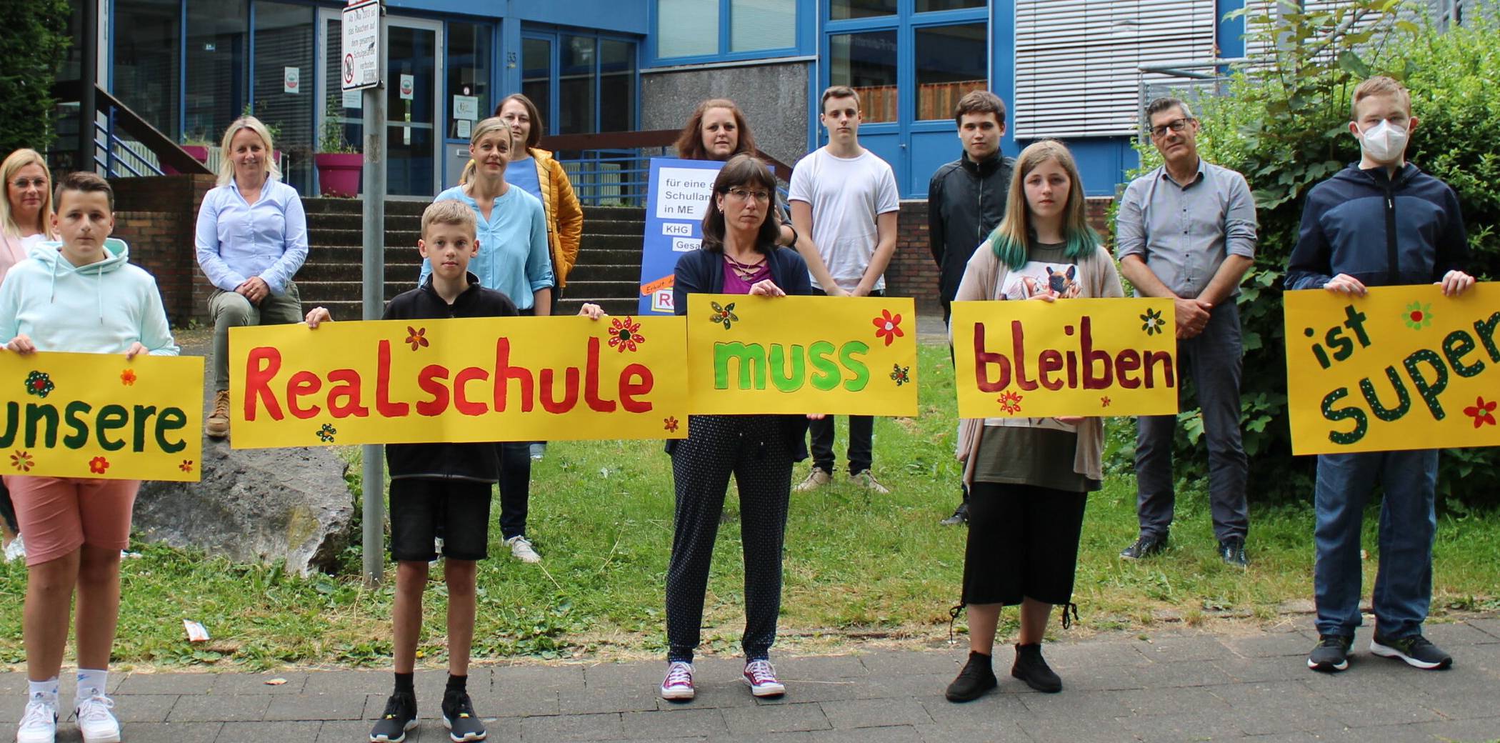  Eltern und Kinder kämpfen für ihre Realschule. 